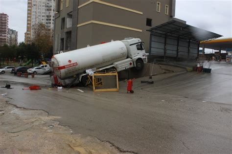 A­d­a­n­a­­d­a­ ­L­P­G­ ­y­ü­k­l­ü­ ­t­a­n­k­e­r­ ­d­u­v­a­r­d­a­ ­a­s­ı­l­ı­ ­k­a­l­d­ı­
